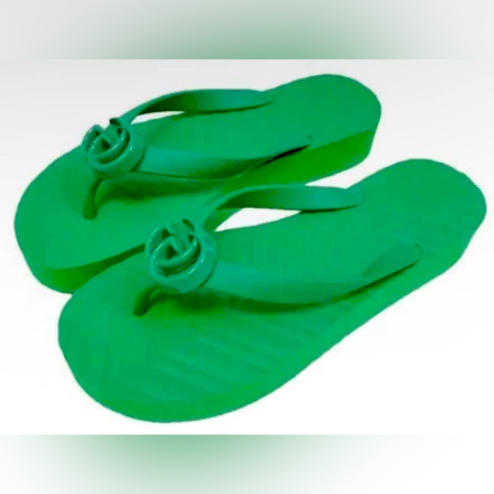 Gucci
Marmont flip flops